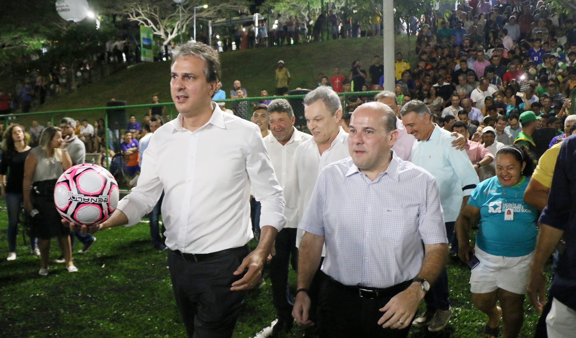 governador camilo santana e prefeito roberto cláudio entrando na areninha